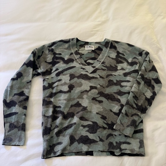 27 Miles Malibu Cashmere V Neck Sweater in Blue Camo - Picture 2 of 4